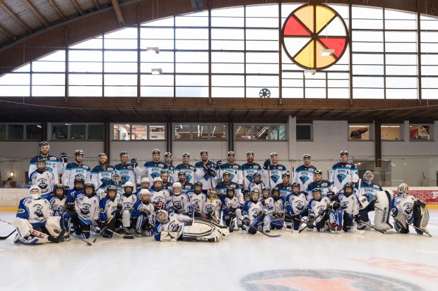 Die Mannschaft des ERC bedankt sich bei Latsch und den Latschern für ein super Trainingslager. Im Foto: Das ERC-Team mit den Vinschger Eishockeynachwuchs. Foto: Markus Fischer / mfipics.de