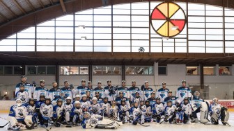 Die Mannschaft des ERC bedankt sich bei Latsch und den Latschern für ein super Trainingslager. Im Foto: Das ERC-Team mit den Vinschger Eishockeynachwuchs. Foto: Markus Fischer / mfipics.de Die Mannschaft des ERC bedankt sich bei Latsch und den Latschern für ein super Trainingslager. Im Foto: Das ERC-Team mit den Vinschger Eishockeynachwuchs. Foto: Markus Fischer / mfipics.de