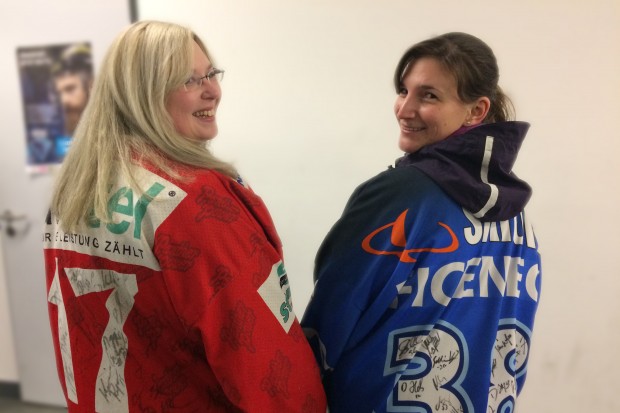 Christine und Andrea haben Fan-Lieblinge auf dem Rücken.