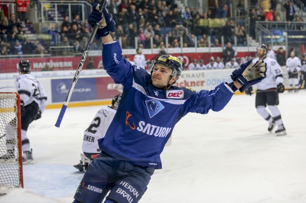 Neun Tore (zwei von David Elsner, im Bild) und hochklassiges Eishockey war den Zuschauern geboten. Foto: Ralf Lüger / kbumm.de