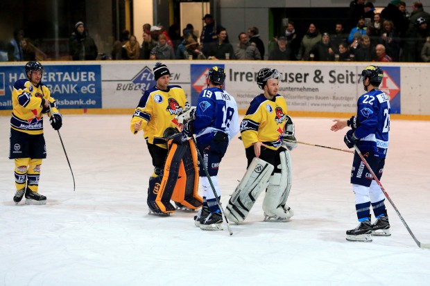 Abklatschen nach dem Spiel: Das Freundschaftsspiel beim EC Pfaffenhofen war eine Gaudi-Partie. Foto: Ralf Lüger