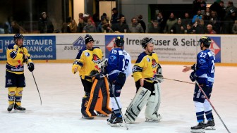 Abklatschen nach dem Spiel: Das Freundschaftsspiel beim EC Pfaffenhofen war eine Gaudi-Partie. Foto: Ralf Lüger Abklatschen nach dem Spiel: Das Freundschaftsspiel beim EC Pfaffenhofen war eine Gaudi-Partie. Foto: Ralf Lüger