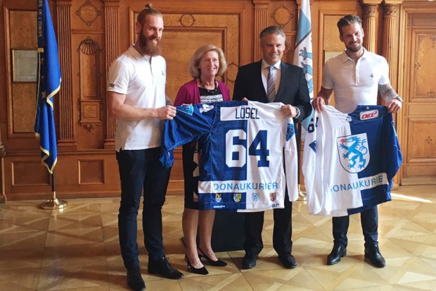 Lydia Nißl (Donaukurier) und Oberbürgermeister Christian Lösel mit den beiden ERC-Profis Thoms und Timo Pielmeier präsentieren das neue WarmUp-Trikot des ERC mit Wappen der Stadt Ingolstadt...
