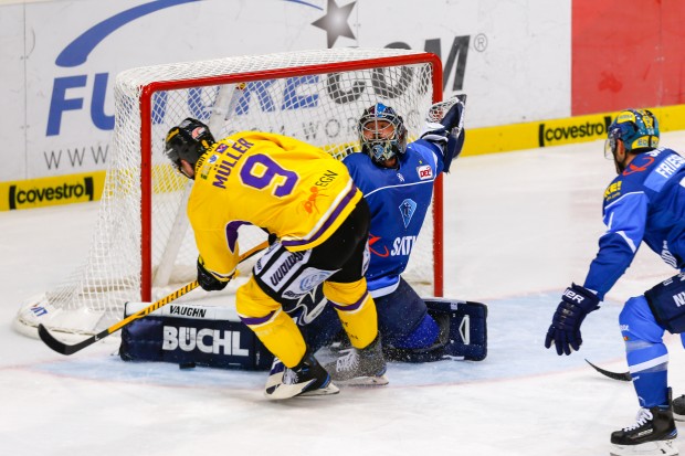 Jochen Reimer hielt in dieser Saison gegen Marcel Müller glänzend - am Ende gewann Krefeld dennoch. Foto: Strisch / st-foto.de