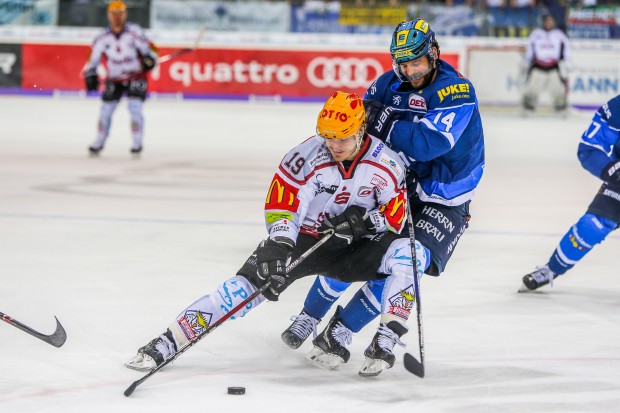 Ein enges Duell im engen Playoffkampf lieferten sich Ingolstadt (Dustin Friesen, rechts) und Bremerhaven (Marian Dejdar). Foto: Oliver Strisch / st-foto