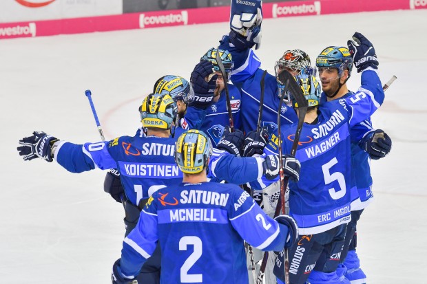 Jubeltraube um Mike Collins: Die Panther haben einen wichtigen Playoff-Sieg gelandet. Foto: Oliver Strisch / st-foto