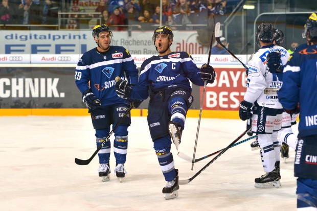 John Laliberte (Mitte) stellt zusammen mit Matt Pelech und Laurin Braun das neue Trikot vor. Foto: ST-Foto.de / Johannes TRAUB  