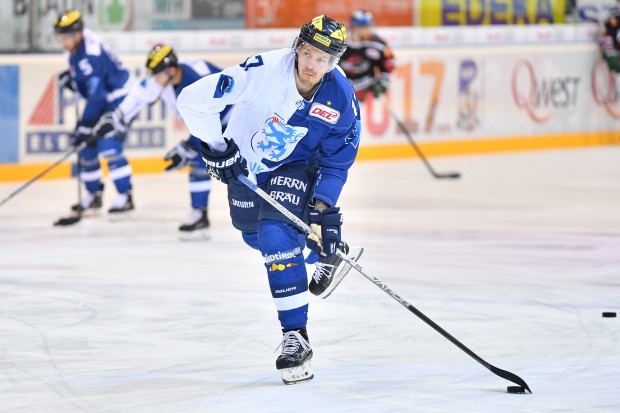 Mit den Fans im Rücken: Petr Taticek & Co. tragen 300 Fan-Namen auf dem Warmup-Trikot. Foto: Traub / st-foto.de