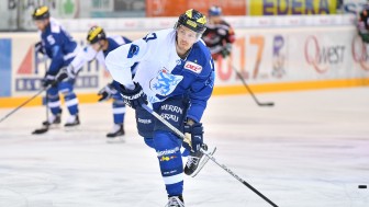 Mit den Fans im Rücken: Petr Taticek & Co. tragen 300 Fan-Namen auf dem Warmup-Trikot. Foto: Traub / st-foto.de