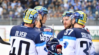 Taktikbesprechung: John Laliberte (zweiter von links) mit den drei Neuzugängen Olver, Mouillierat und Sullivan. Foto: Traub Johannes / st-foto.de Taktikbesprechung: John Laliberte (zweiter von links) mit den drei Neuzugängen Olver, Mouillierat und Sullivan. Foto: Traub Johannes / st-foto.de