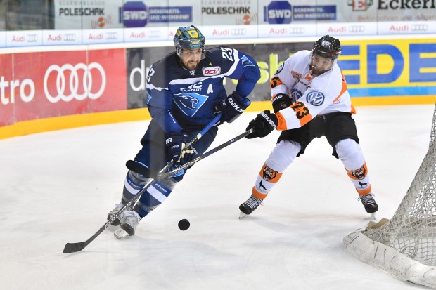 Matt Pelech im Duell mit Wolfsburgs Gerrit Fauser. Foto: st-foto.de / Traub Johannes