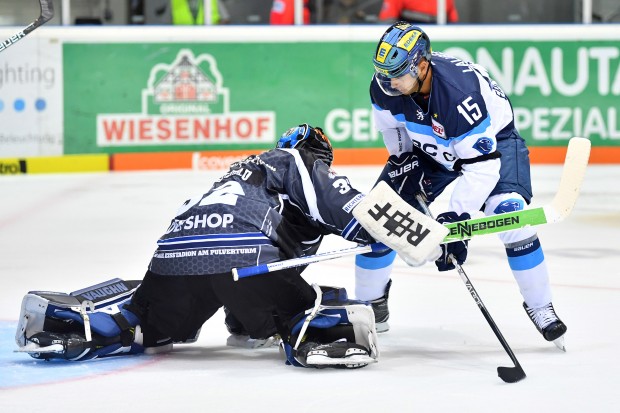 John Laliberte (rechts) bezwang Dimitri Pätzold beim 4:1-Sieg einmal. Foto: st-foto.de / Johannes Traub