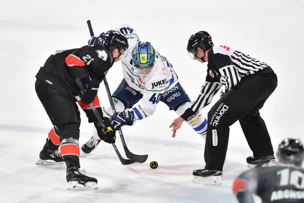 Darin Olver beim Bully, Thomas Sabo Ice Tigers - ERC Ingolstadt, Eishockey, DEL, Deutsche Eishockey Liga, Spieltag 24, 23.11.2017, Foto: ST-Foto.de / Johannes Traub  