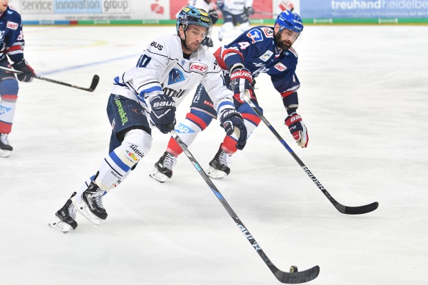 Darin Olvers ERC verliert gegen die Adler Mannheim um Mark Stuart.

Foto: ST-Foto.de / Johannes Traub  