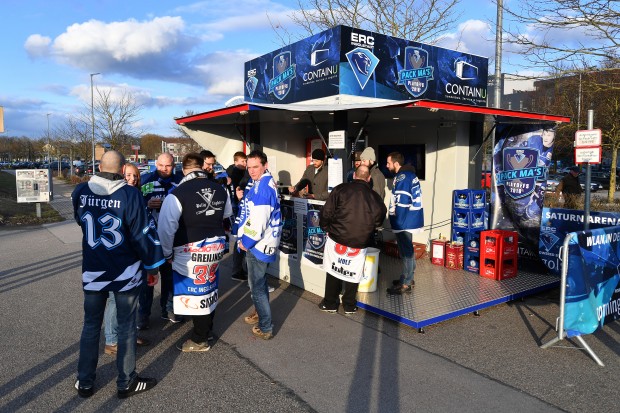 Zur Einstimmung gab es schon vor Hallenöffnung einen Getränkestand vor der Saturn Arena. Foto: st-foto.de