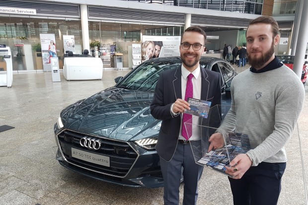 Simon Schütz (r.) zog gemeinsam mit Felix Schwabe von der Audi AG die Gewinner-Karte...