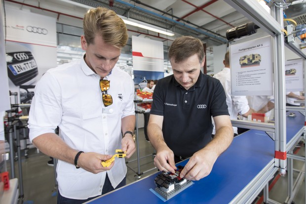 Laurin Braun mit einem Ausbilder von Audi. Foto: Stefan Sauer / Audi