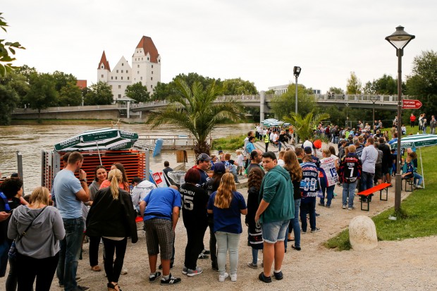 Die Autogrammstunde der ERC-Profis ist nicht das einzige Highlight beim Familienfest zur Saisoneröffnung. Foto: ST-Foto.de / Oliver STRISCH