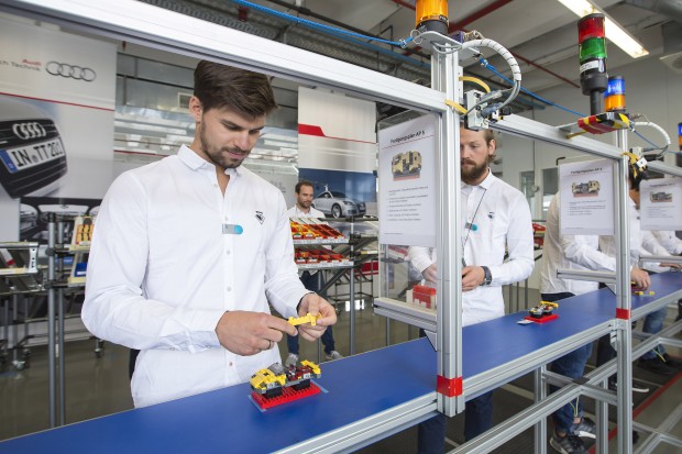 Benedikt Kohl und Timo Pielmeier lernen das Synchronisieren von Prozessen. Foto: Stefan Sauer / Audi