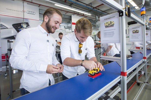 Haben Spaß bei der Arbeit - Simon Schütz und Laurin Braun. Foto: Stefan Sauer / Audi