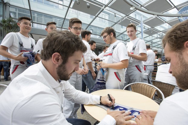Begehrt bei den Audi-Mitarbeitern: die Autogramme der Neuzugänge. Foto: Stefan Sauer / Audi