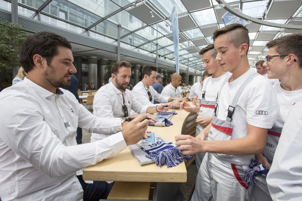 Begehrt bei den Audi-Mitarbeitern: die Autogramme der Neuzugänge. Foto: Stefan Sauer / Audi