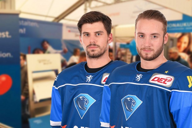 Benedikt Kohl und Simon Schütz sind am Sonntag auf dem Stand der Stadtwerke bei der Gewerbemesse Manching.
