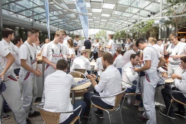 Erst Mittagessen, dann Autogramme schreiben - die Panther-Profis in der Audi-Kantine. Foto: Stefan Sauer / Audi