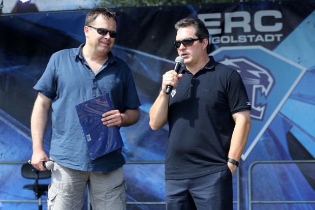 Sportdirektor Larry Mitchell (r.) im Gespräch mit Stadionsprecher Hannes Langer // Foto: Bösl / kbumm