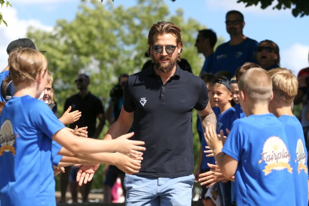 Timo Pielmeier umringt von den Nachwuchsspielern des ERC Eishockey Camps...  // Foto: Bösl / kbumm