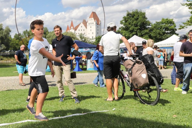 Puck-Zielwerfen war eine Disziplin bei der Fanolympiade.  // Foto: Bösl / kbumm