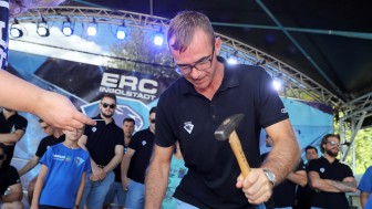 Wie im Vorjahr nehmen auch wieder einige Spieler (hier Thomas Greilinger) an der Fan-Olympiade teil. // Foto: Bösl / kbumm Wie im Vorjahr nehmen auch wieder einige Spieler (hier Thomas Greilinger) an der Fan-Olympiade teil. // Foto: Bösl / kbumm