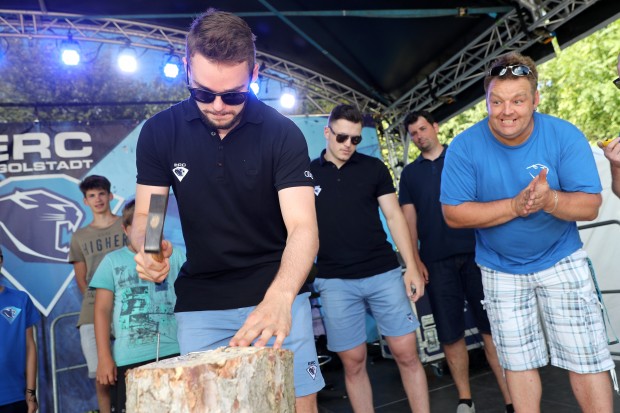 Christoph Kiefersauer beim Nageln auf der Bühne.  // Foto: Bösl / kbumm