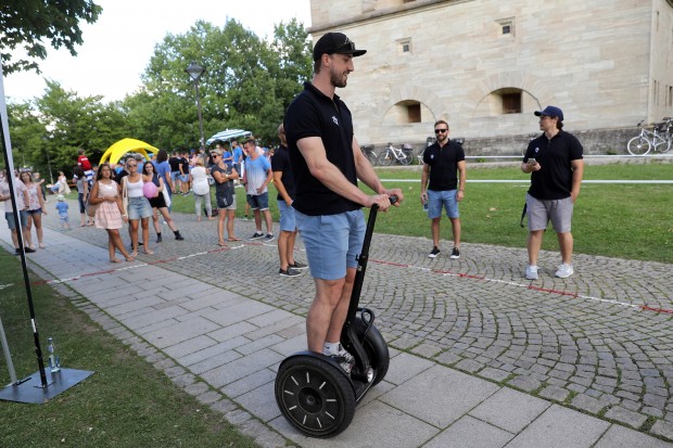 Matt Pelech auf dem Segway vor dem Reduit Tilly.  // Foto: Bösl / kbumm