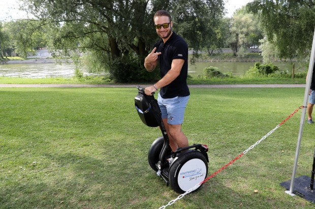 Spaß muss sein - Segway-Fahren mit Simon Schütz.  // Foto: Bösl / kbumm