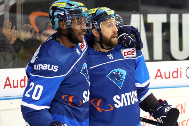 Für die Spezl auf den Tribünen im Einsatz: die Panther-Spezl Greg Mauldin (links) und Sean Sullivan. Foto: Stefan Bösl / kbumm.de