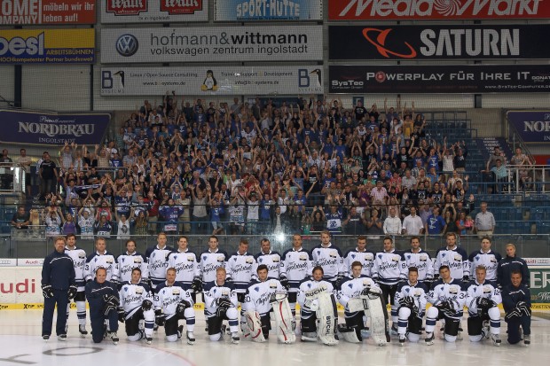 Mit den Fans im Rücken: Die Dauerkarteninhaber dürfen sich am 5. August auf ein besonderes Schmankerl freuen. Wie 2014 schon macht die Mannschaft mit ihnen ein Foto.