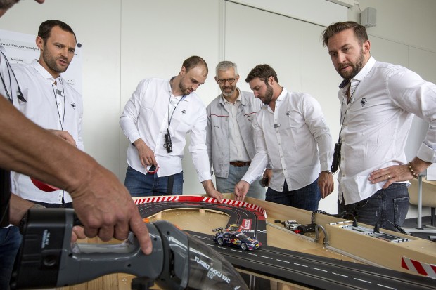 Wer schafft die schnellste Runde? Auch die Carrera-Bahn mit den Miniatur-R8s war Teil der Teambuilding-Maßnahme. Foto: Stefan Sauer / Audi
