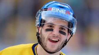 Der Neuzugang - hier beim DEL2 Winter Game mit Reflektionsstreifen bemalt - im ersten Interview... Foto: City Press Der Neuzugang - hier beim DEL2 Winter Game mit Reflektionsstreifen bemalt - im ersten Interview... Foto: City Press