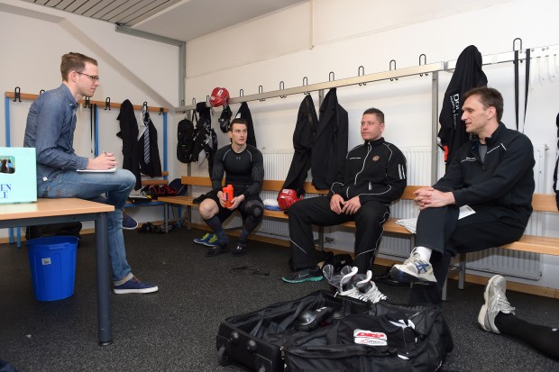 André Schrader (Zweiter von links) mit den weiteren Profi-Schiedsrichtern Gordon Schukies (Zweiter von rechts) und Daniel Piechaczek (rechts) bei einem Interview mit Donaukurier-Reporter Julian Schultz in der Saturn Arena. Foto: City Press