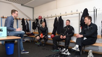 André Schrader (Zweiter von links) mit den weiteren Profi-Schiedsrichtern Gordon Schukies (Zweiter von rechts) und Daniel Piechaczek (rechts) bei einem Interview mit Donaukurier-Reporter Julian Schultz in der Saturn Arena. Foto: City Press