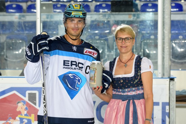 John Laliberte mit Tigers-Geschäftsführerin Gaby Sennebogen bei der Siegerehrung. Foto: City Press GmbH