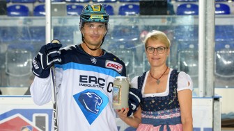John Laliberte mit Tigers-Geschäftsführerin Gaby Sennebogen bei der Siegerehrung. Foto: City Press GmbH John Laliberte mit Tigers-Geschäftsführerin Gaby Sennebogen bei der Siegerehrung. Foto: City Press GmbH