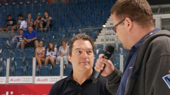 Auch Sportdirektor Larry Mitchell wird morgen im SATURN am Westpark die Fragen der Fans beantworten. Auch Sportdirektor Larry Mitchell wird morgen im SATURN am Westpark die Fragen der Fans beantworten.