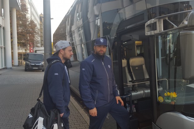 Fahrtag für die Panther. Physio Dominik Gerzer ist dabei und schreibt in seiner Road Trip-Kolumne über Greilingers super Händchen.