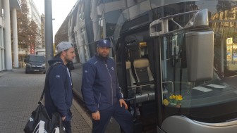 Fahrtag für die Panther. Physio Dominik Gerzer ist dabei und schreibt in seiner Road Trip-Kolumne über Greilingers super Händchen.