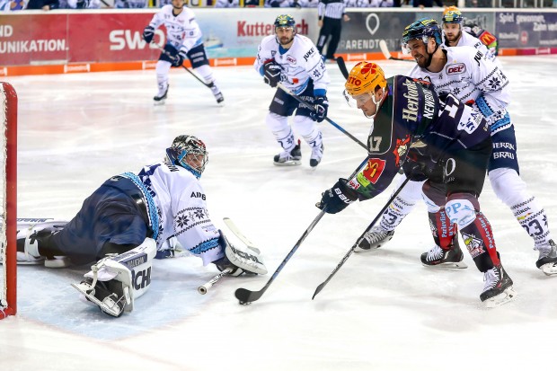 Timo Pielmeier klärt hier glänzend mit dem Schoner. Foto: Sven Peter