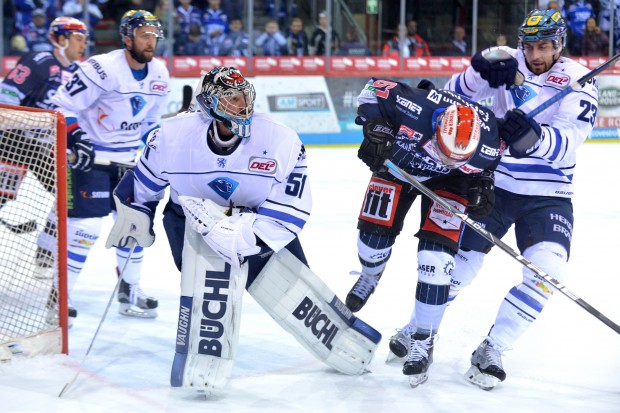 Das Spiel zweier konzentrierter Defensiven war bis in die Schlussphase spannend - am Ende feierte Timo Pielmeier den Shutout. Foto: Jens Hagen