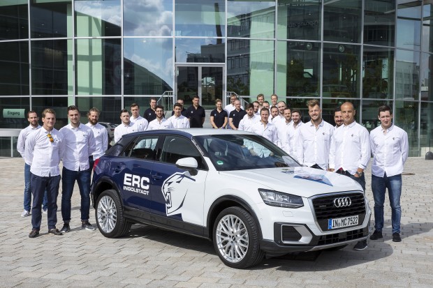 Gruppenfoto mit Q2 vor dem museum mobile. Foto: Stefan Sauer / Audi