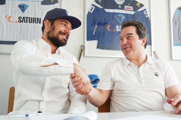 Jochen Reimer and Larry Mitchell signing the contract. Foto: Wimösterer